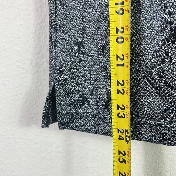 Chico's Snake Skin Print Jacquard T-Shirt Size Small Casual Grunge Workwear - Picture 3 of 9